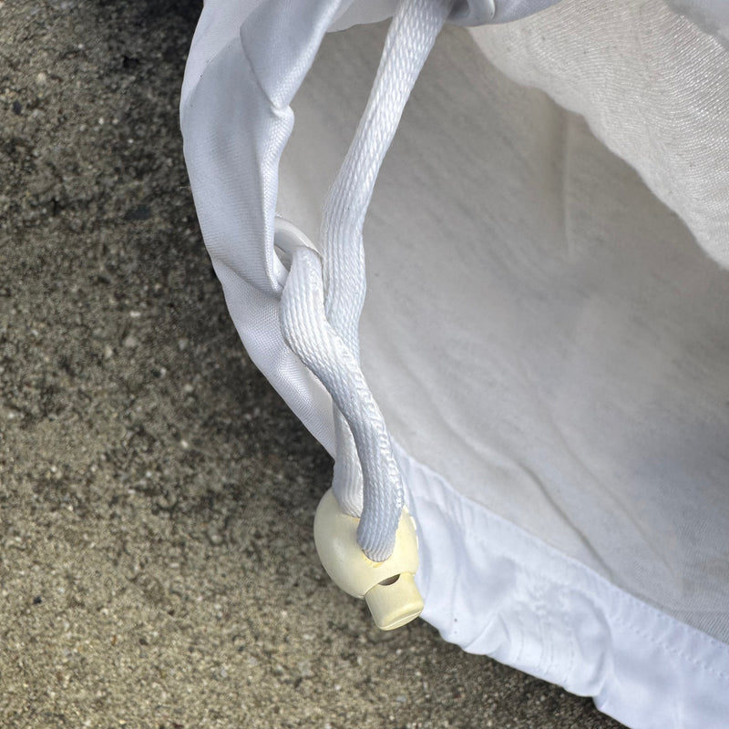 Detailansicht: Sourced limited accessories and clothes Adidas streetwear shiny white track jacket – Logo, Nähte oder Material