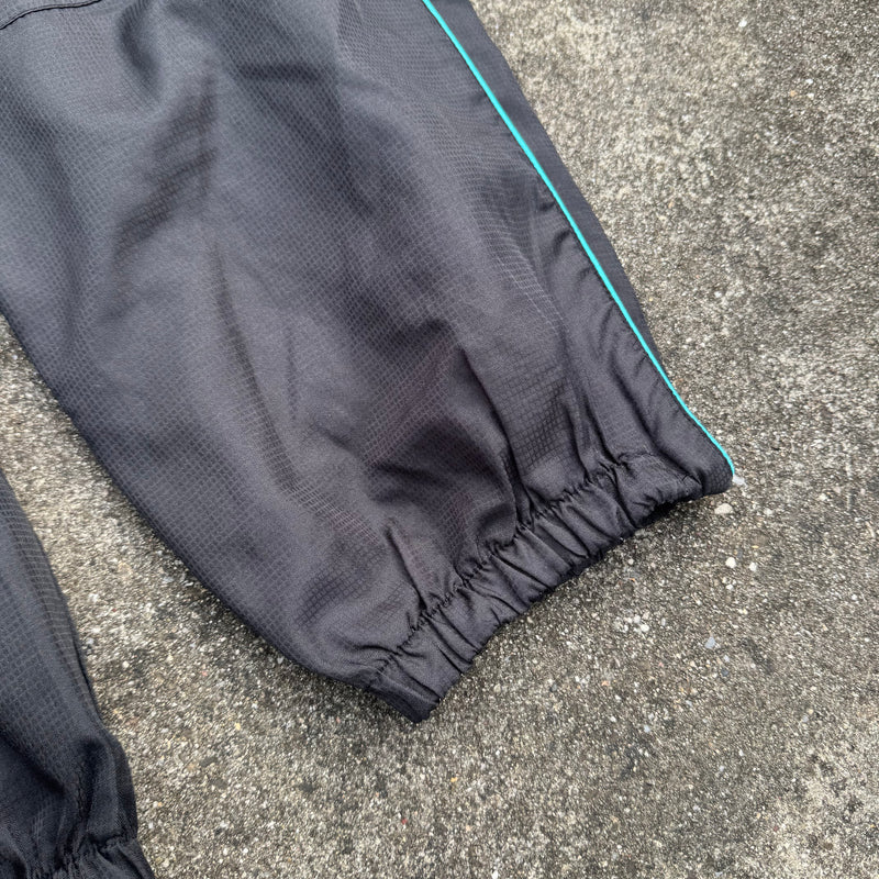 Detailansicht: Sourced limited accessories and clothes Airness streetwear style black baggy track pants – Logo, Nähte oder Material