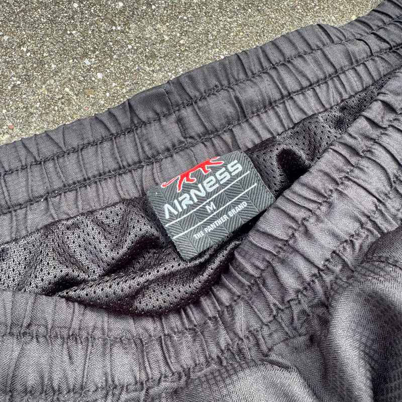 Detailansicht: Sourced limited accessories and clothes Airness streetwear style black baggy track pants – Logo, Nähte oder Material