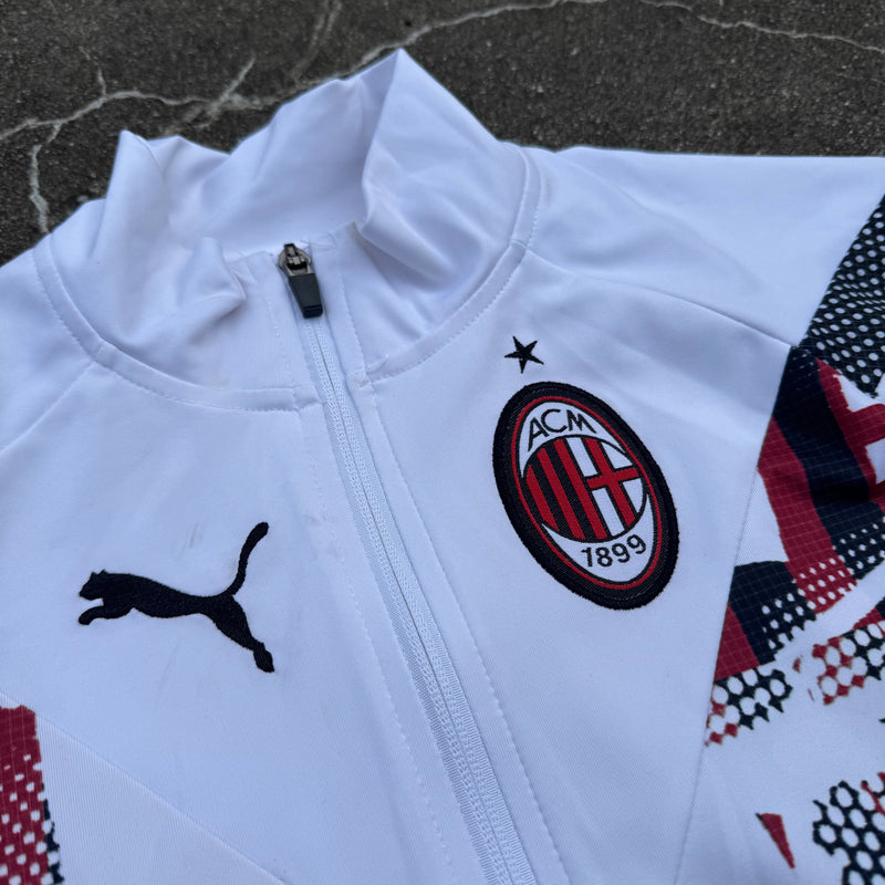 Detailansicht: Sourced limited accessories and clothes AC Milan Puma football track jacket – Logo, Nähte oder Material