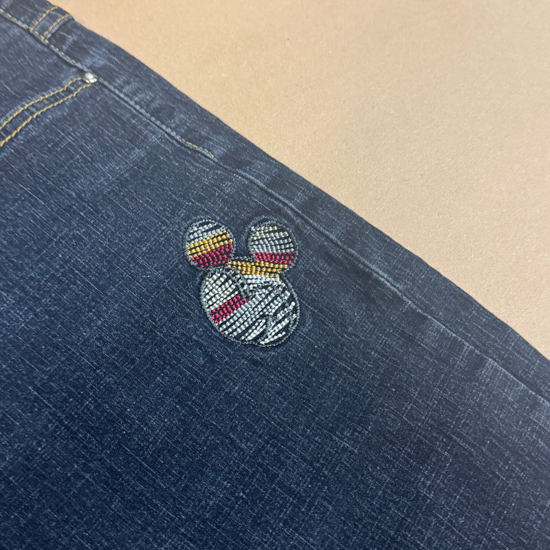 Detailansicht: Sourced limited accessories and clothes Temche embroidered vintage jorts 90s – Logo, Nähte oder Material