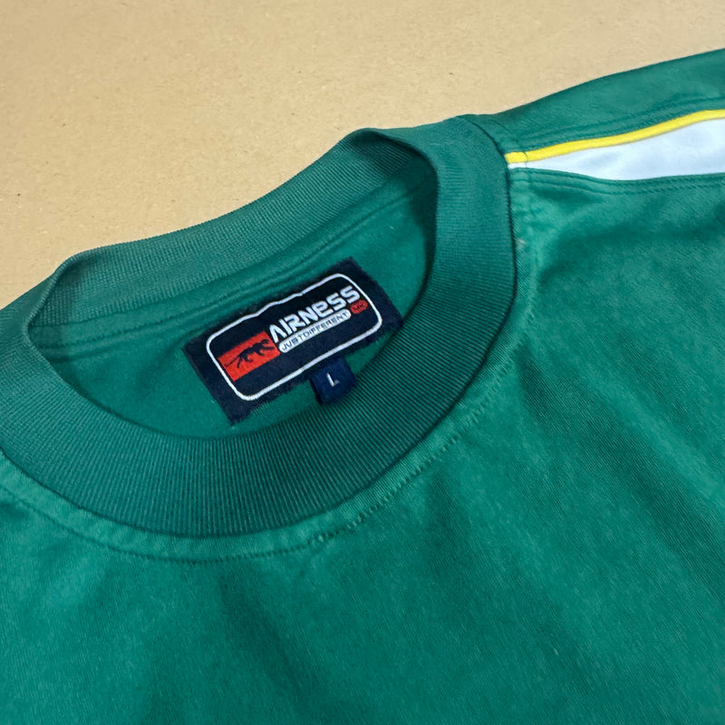 Detailansicht: Sourced limited accessories and clothes Airness streetwear 00s green t-shirt – Logo, Nähte oder Material