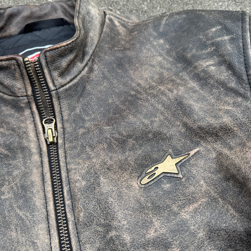 Detailansicht: Sourced limited accessories and clothes Alpinestars motorcycle vintage leather jacket – Logo, Nähte oder Material