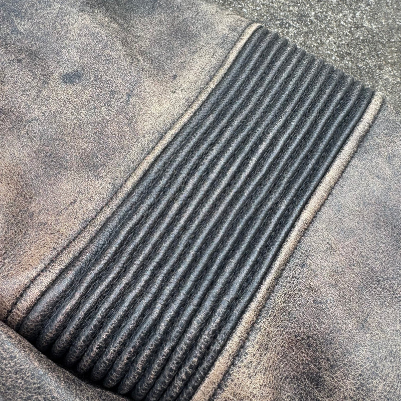 Detailansicht: Sourced limited accessories and clothes Alpinestars motorcycle vintage leather jacket – Logo, Nähte oder Material