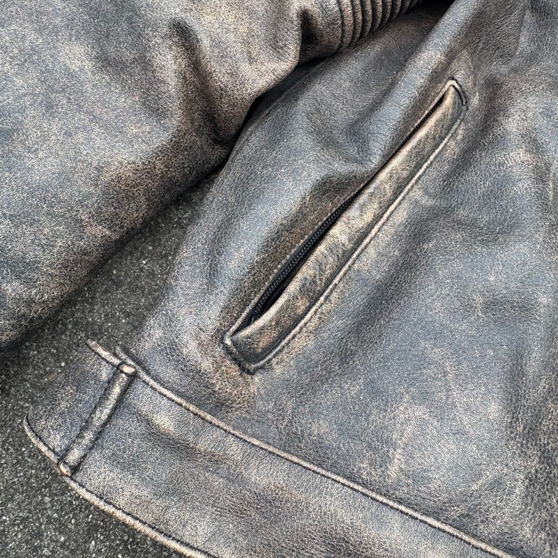 Detailansicht: Sourced limited accessories and clothes Alpinestars motorcycle vintage leather jacket – Logo, Nähte oder Material