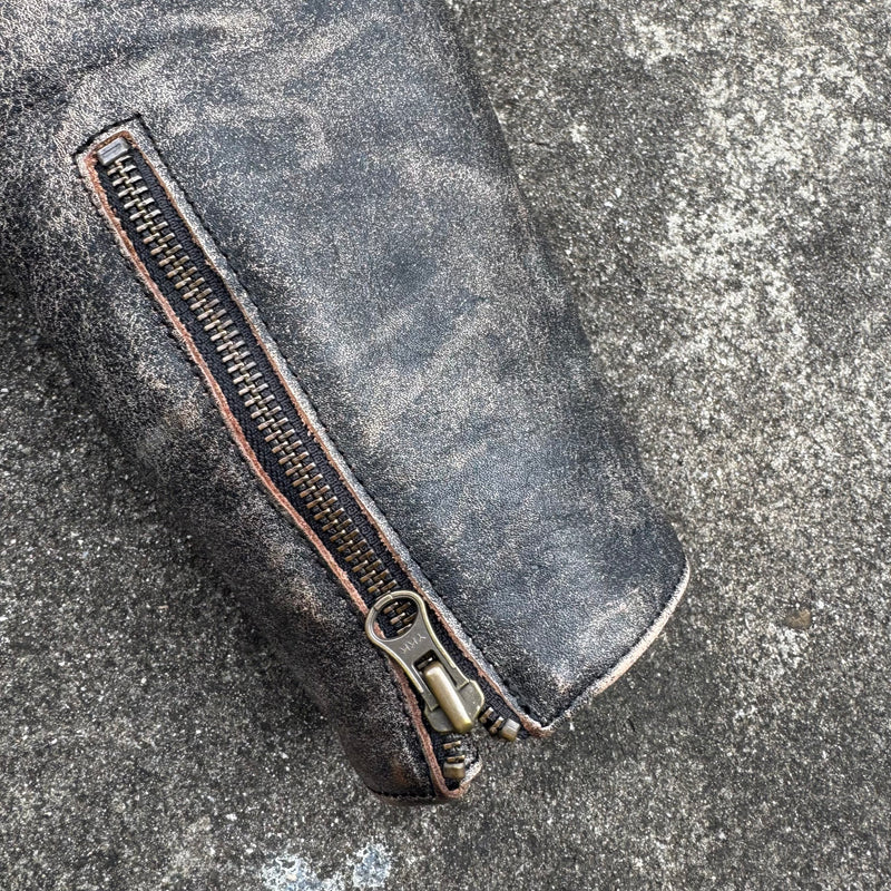 Detailansicht: Sourced limited accessories and clothes Alpinestars motorcycle vintage leather jacket – Logo, Nähte oder Material