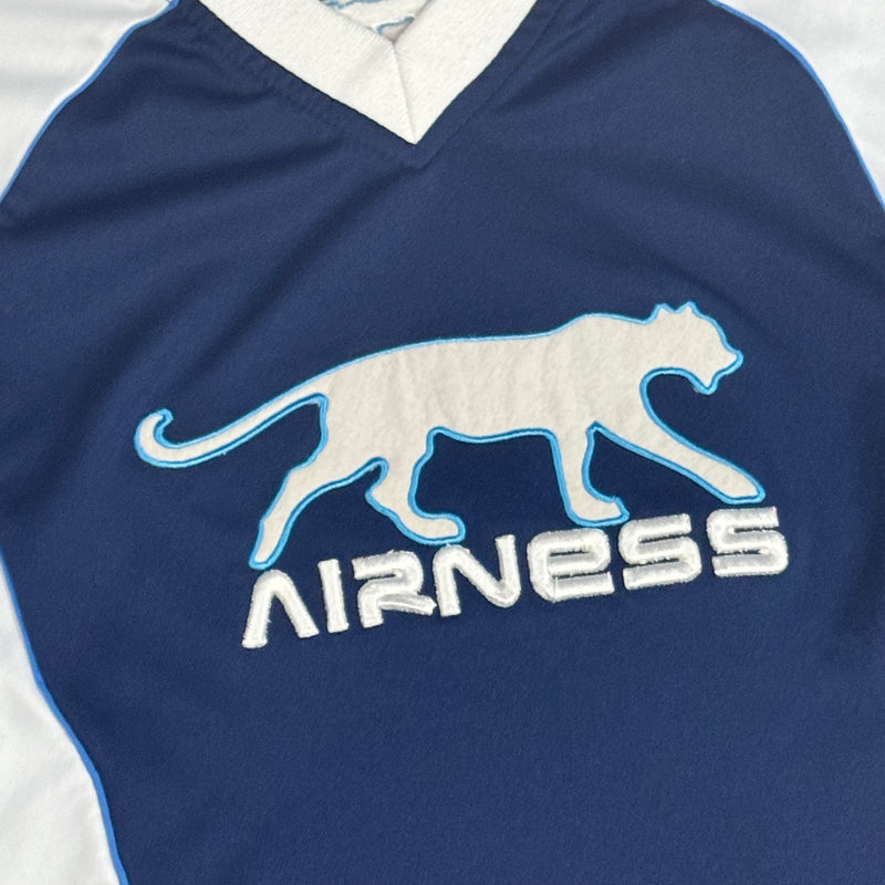 Detailansicht: Sourced limited accessories and clothes Airness streetwear blue v-neck t-shirt – Logo, Nähte oder Material