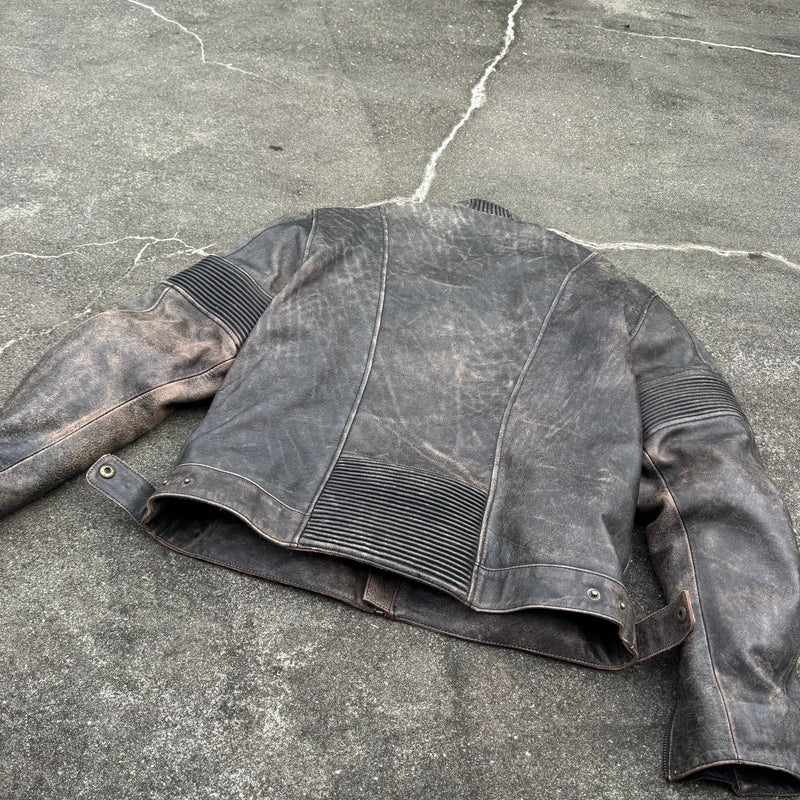 Detailansicht: Sourced limited accessories and clothes Alpinestars motorcycle vintage leather jacket – Logo, Nähte oder Material