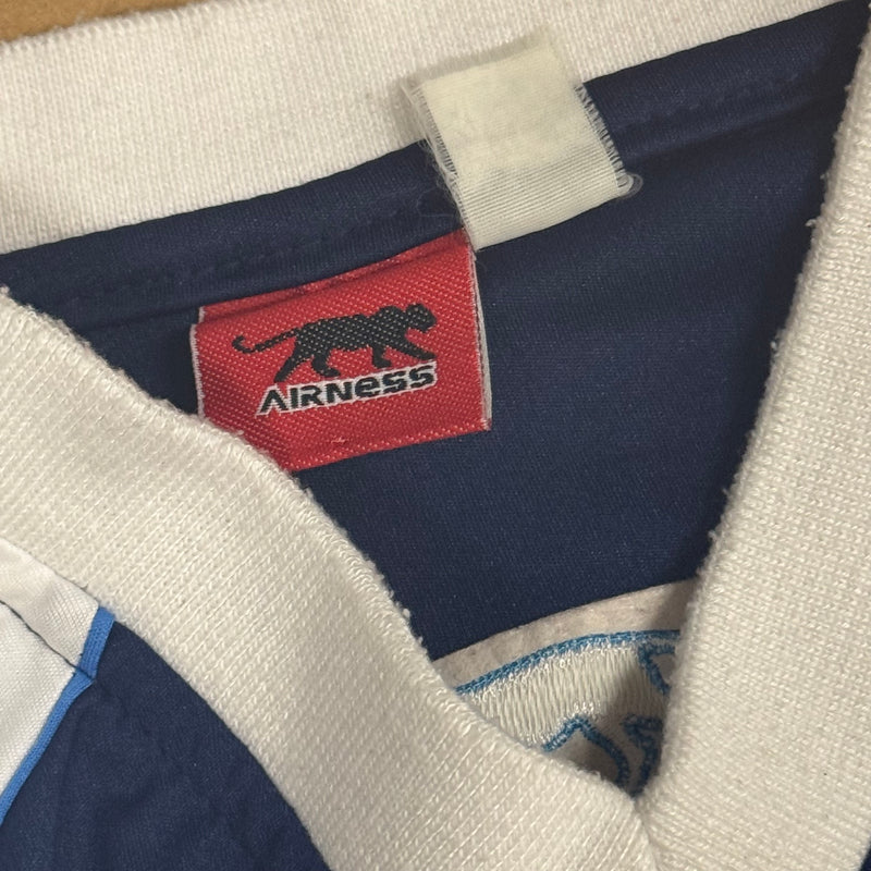 Detailansicht: Sourced limited accessories and clothes Airness streetwear blue v-neck t-shirt – Logo, Nähte oder Material