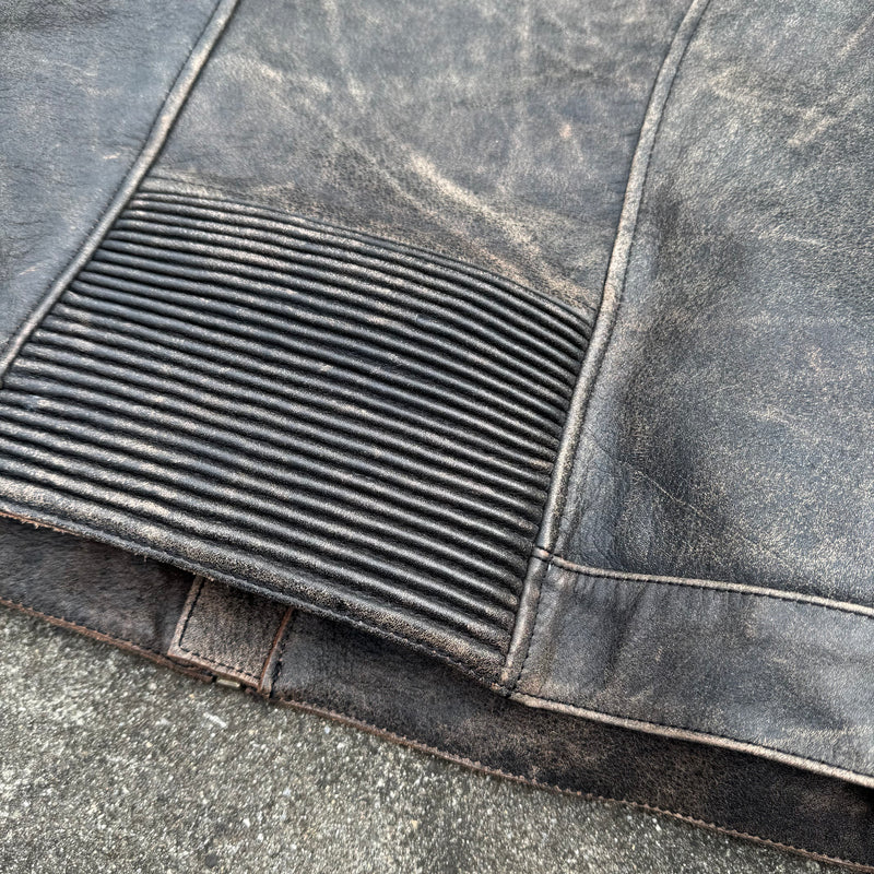 Detailansicht: Sourced limited accessories and clothes Alpinestars motorcycle vintage leather jacket – Logo, Nähte oder Material