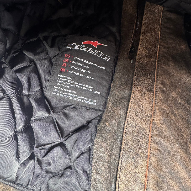 Detailansicht: Sourced limited accessories and clothes Alpinestars motorcycle vintage leather jacket – Logo, Nähte oder Material