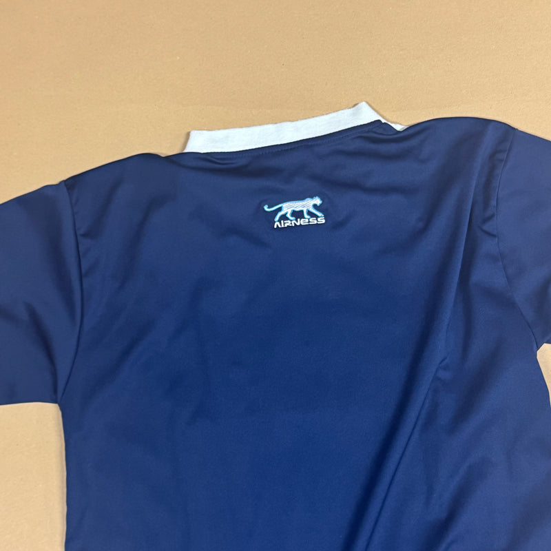 Detailansicht: Sourced limited accessories and clothes Airness streetwear blue v-neck t-shirt – Logo, Nähte oder Material