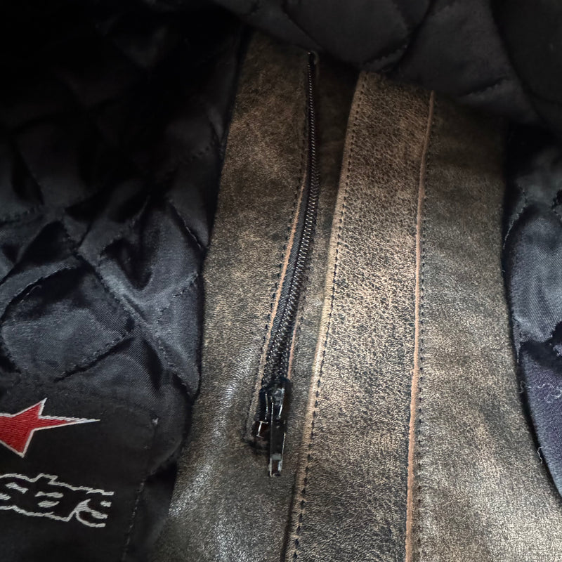 Detailansicht: Sourced limited accessories and clothes Alpinestars motorcycle vintage leather jacket – Logo, Nähte oder Material