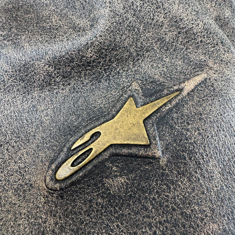 Detailansicht: Sourced limited accessories and clothes Alpinestars motorcycle vintage leather jacket – Logo, Nähte oder Material