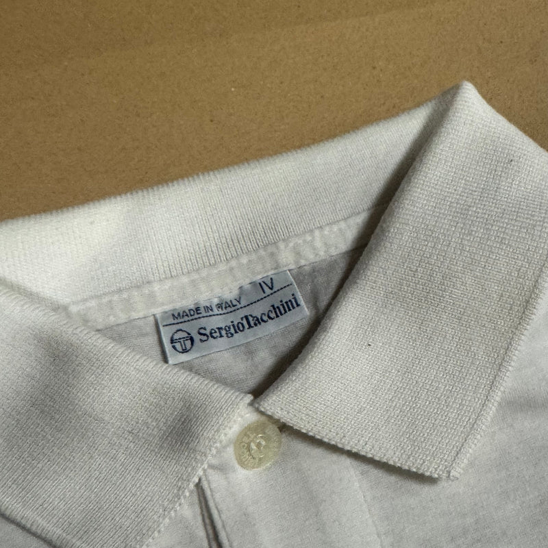 Detailansicht: Sourced limited accessories and clothes Sergio Tacchini vintage white summer polo – Logo, Nähte oder Material