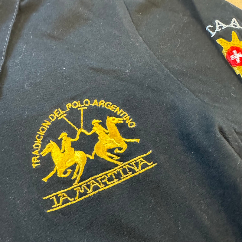 Detailansicht: Sourced limited accessories and clothes La Martina Gstaad Switzerland longsleeve polo – Logo, Nähte oder Material