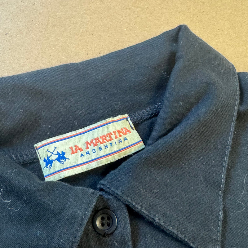 Detailansicht: Sourced limited accessories and clothes La Martina Gstaad Switzerland longsleeve polo – Logo, Nähte oder Material