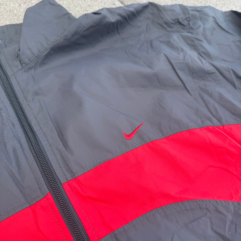 Detailansicht: Sourced limited accessories and clothes Nike vintage 90s grey raincoat – Logo, Nähte oder Material