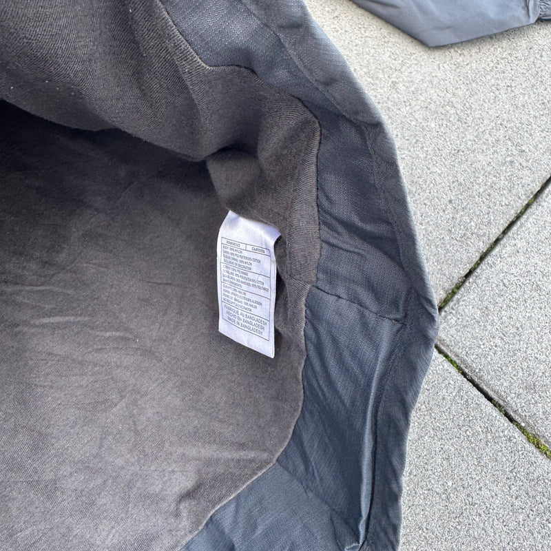 Detailansicht: Sourced limited accessories and clothes Nike vintage 90s grey raincoat – Logo, Nähte oder Material