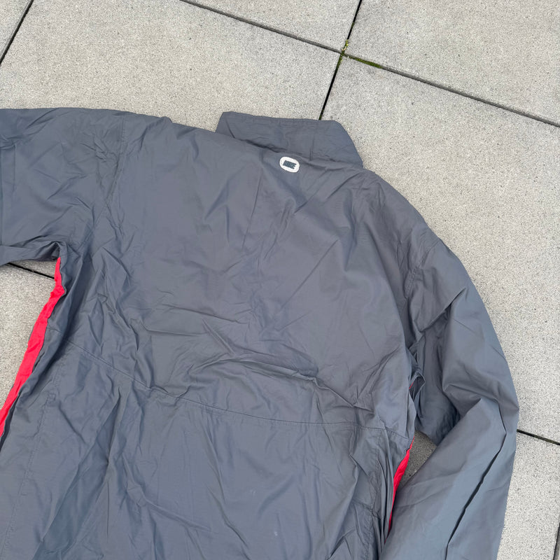 Detailansicht: Sourced limited accessories and clothes Nike vintage 90s grey raincoat – Logo, Nähte oder Material