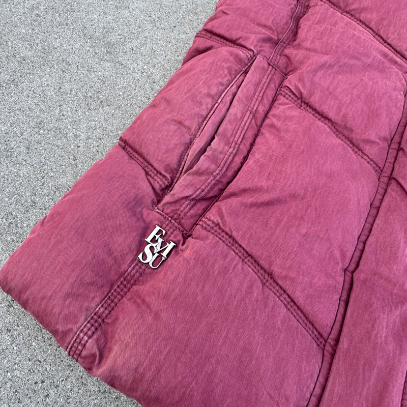 Detailansicht: Sourced limited accessories and clothes Evisu vintage burgundy winter vest – Logo, Nähte oder Material