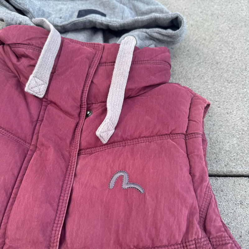 Detailansicht: Sourced limited accessories and clothes Evisu vintage burgundy winter vest – Logo, Nähte oder Material