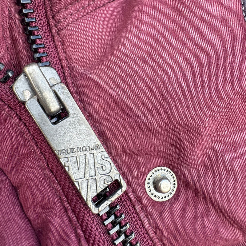 Detailansicht: Sourced limited accessories and clothes Evisu vintage burgundy winter vest – Logo, Nähte oder Material