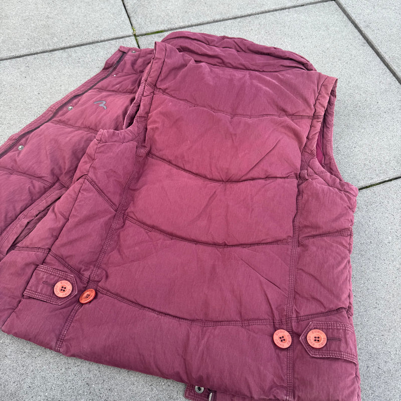 Detailansicht: Sourced limited accessories and clothes Evisu vintage burgundy winter vest – Logo, Nähte oder Material