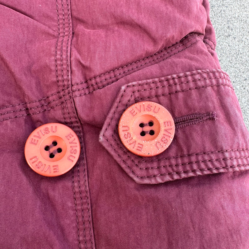 Detailansicht: Sourced limited accessories and clothes Evisu vintage burgundy winter vest – Logo, Nähte oder Material