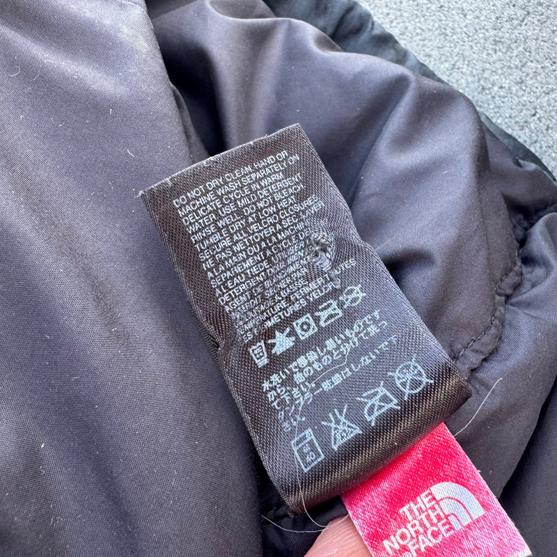 Detailansicht: Sourced limited accessories and clothes The North Face 700 women’s down vest – Logo, Nähte oder Material