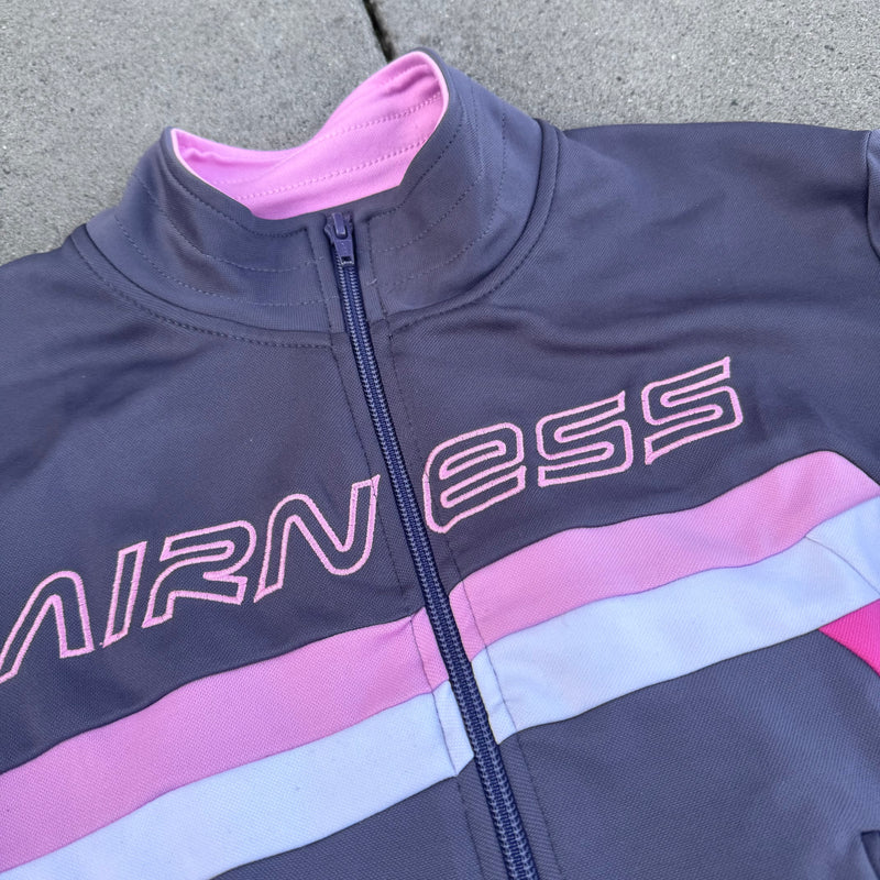 Detailansicht: Sourced limited accessories and clothes Vintage Airness women’s grey track jacket – Logo, Nähte oder Material