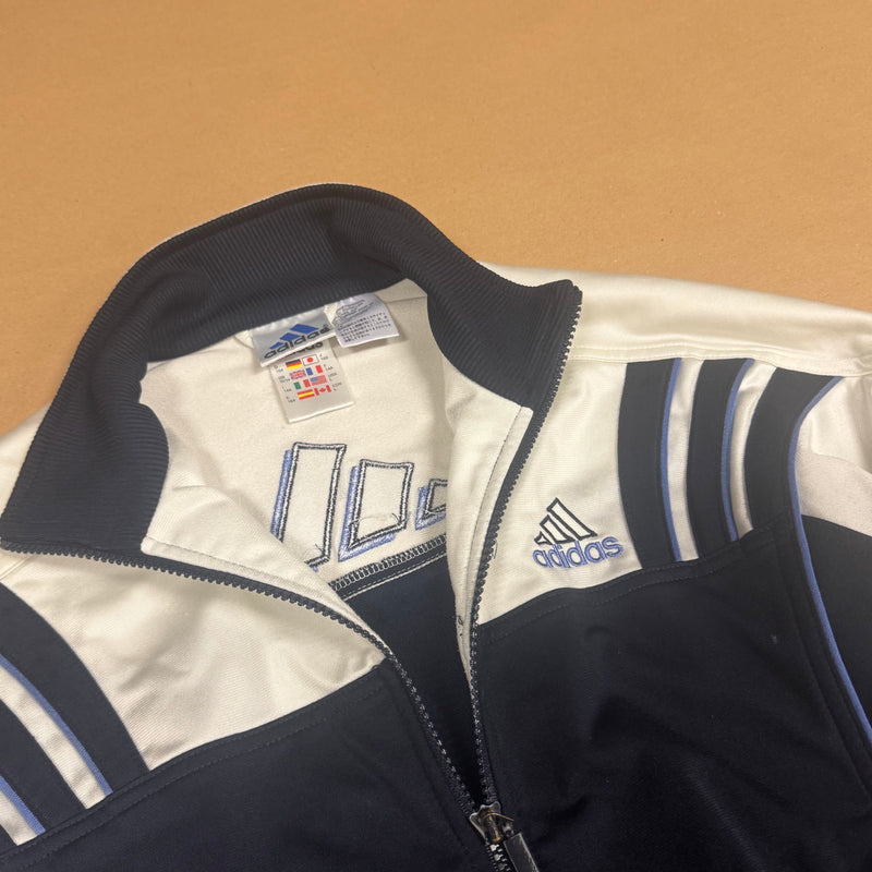 Detailansicht: Sourced limited accessories and clothes Adidas white vintage 80s track jacket – Logo, Nähte oder Material