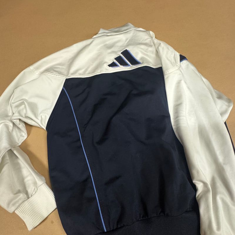 Detailansicht: Sourced limited accessories and clothes Adidas white vintage 80s track jacket – Logo, Nähte oder Material