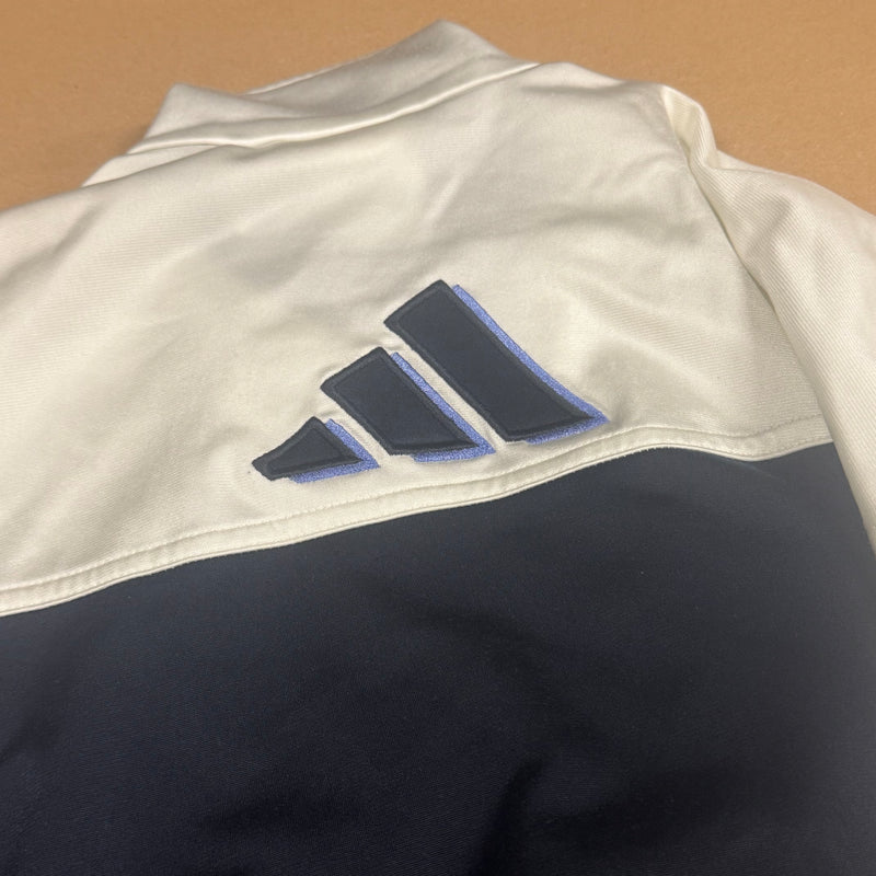 Detailansicht: Sourced limited accessories and clothes Adidas white vintage 80s track jacket – Logo, Nähte oder Material
