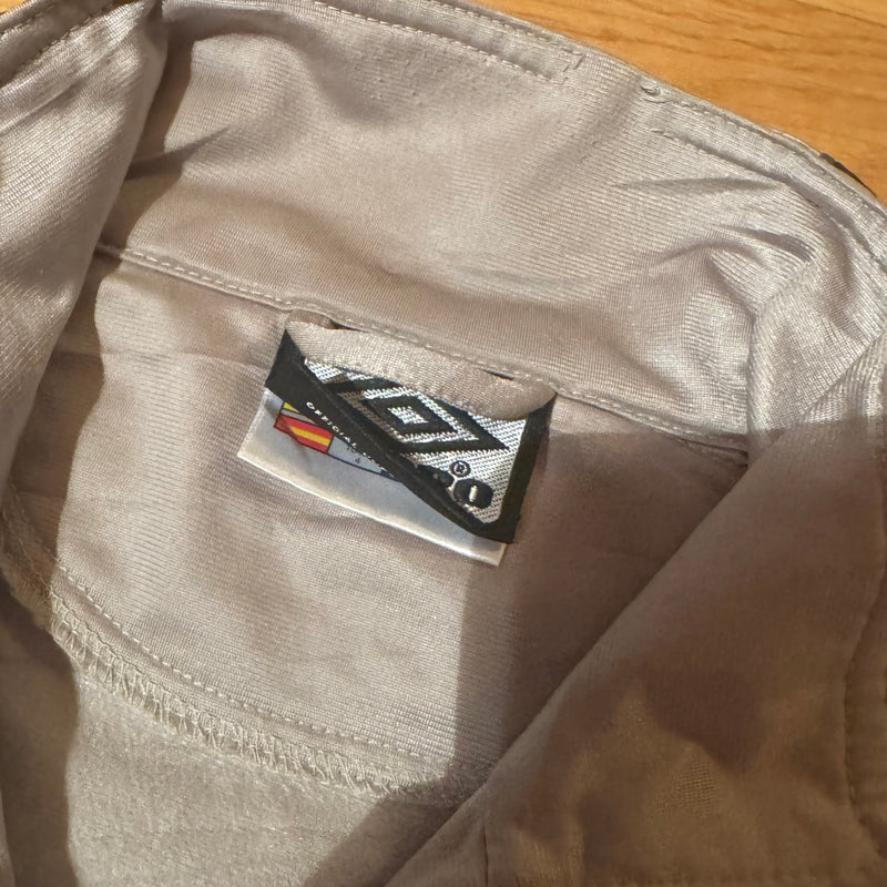 Detailansicht: Sourced limited accessories and clothes Vintage Elmo Sports Umbro beige track jacket – Logo, Nähte oder Material