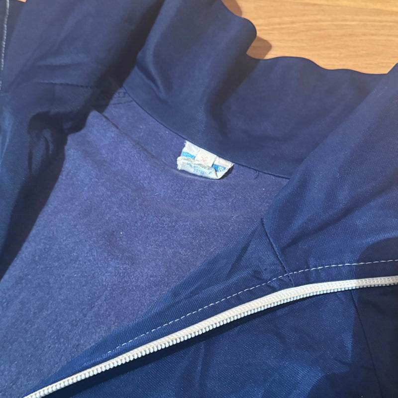 Detailansicht: Sourced limited accessories and clothes Vintage Adidas 80s track jacket – Logo, Nähte oder Material