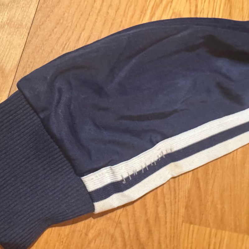 Detailansicht: Sourced limited accessories and clothes Vintage Adidas 80s track jacket – Logo, Nähte oder Material