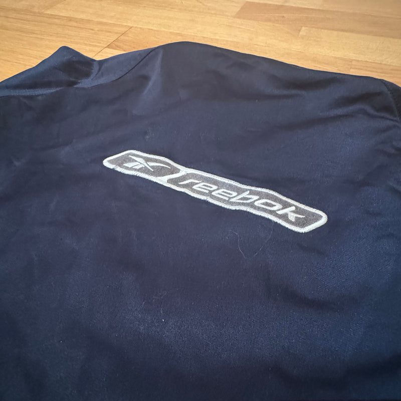 Detailansicht: Sourced limited accessories and clothes Reebok vintage 90s blue track jacket – Logo, Nähte oder Material