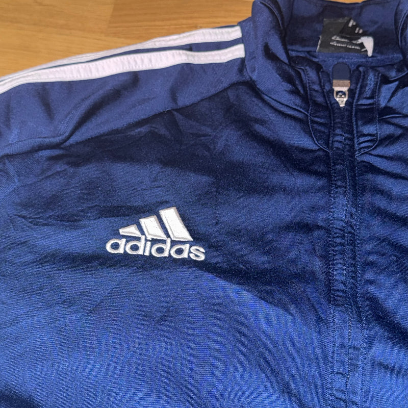 Detailansicht: Sourced limited accessories and clothes Adidas vintage three-stripes track jacket – Logo, Nähte oder Material