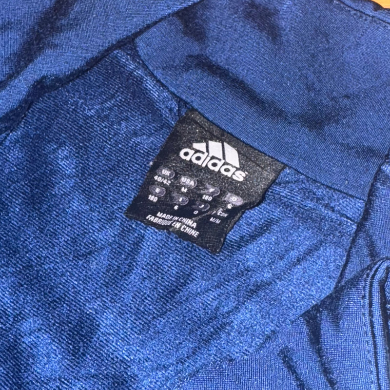 Detailansicht: Sourced limited accessories and clothes Adidas vintage three-stripes track jacket – Logo, Nähte oder Material