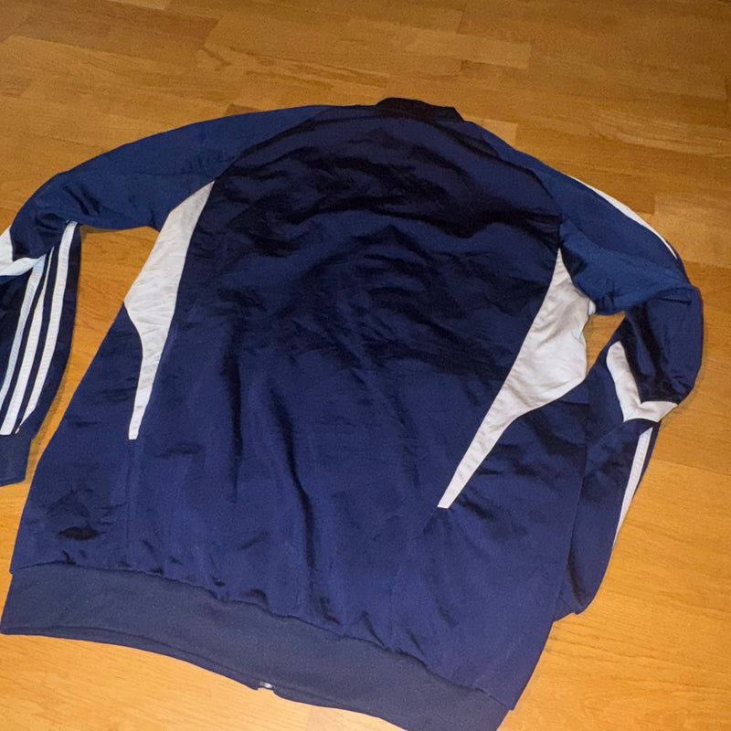 Detailansicht: Sourced limited accessories and clothes Adidas vintage three-stripes track jacket – Logo, Nähte oder Material