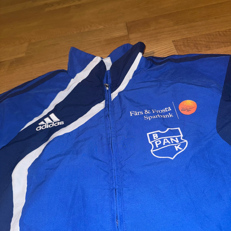 Detailansicht: Sourced limited accessories and clothes Adidas vintage football retro track jacket – Logo, Nähte oder Material