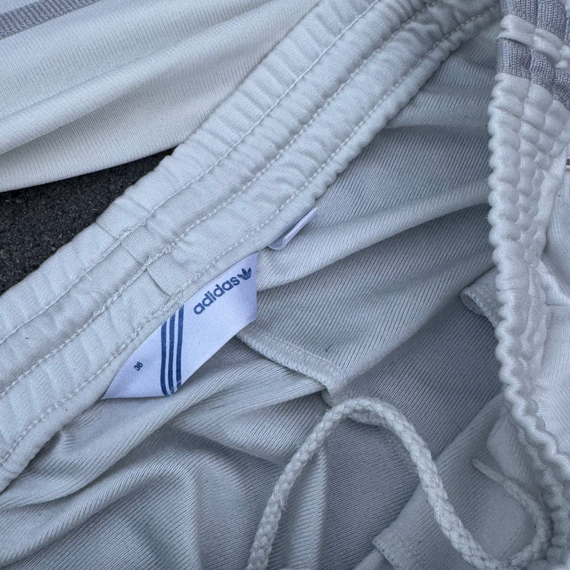 Detailansicht: Sourced limited accessories and clothes Adidas Firebird y2k vintage white track set – Logo, Nähte oder Material