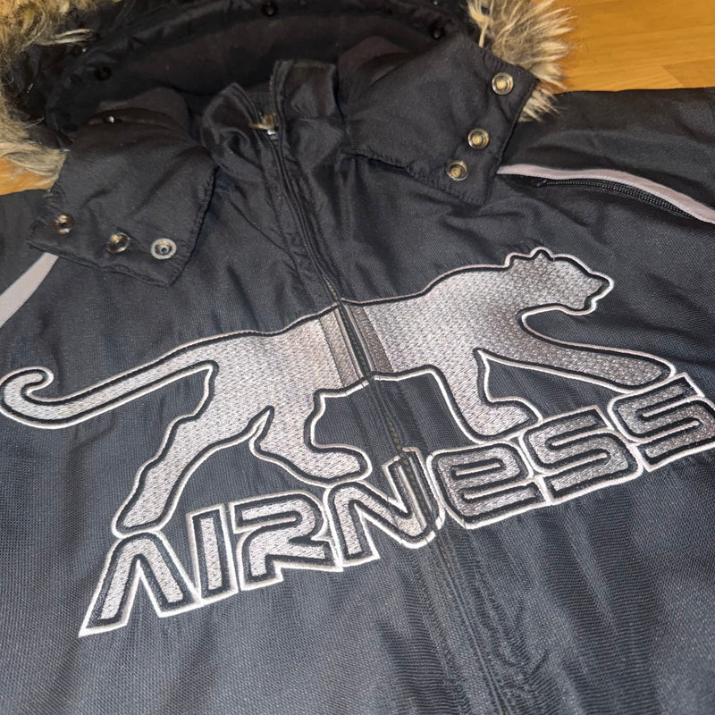 Detailansicht: Sourced limited accessories and clothes Airness black streetwear winter jacket – Logo, Nähte oder Material