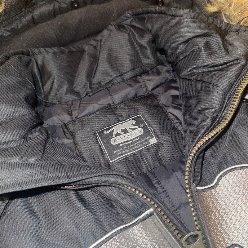 Detailansicht: Sourced limited accessories and clothes Airness black streetwear winter jacket – Logo, Nähte oder Material