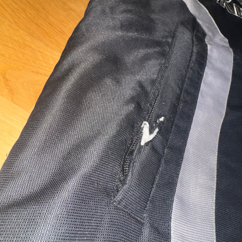 Detailansicht: Sourced limited accessories and clothes Airness black streetwear winter jacket – Logo, Nähte oder Material