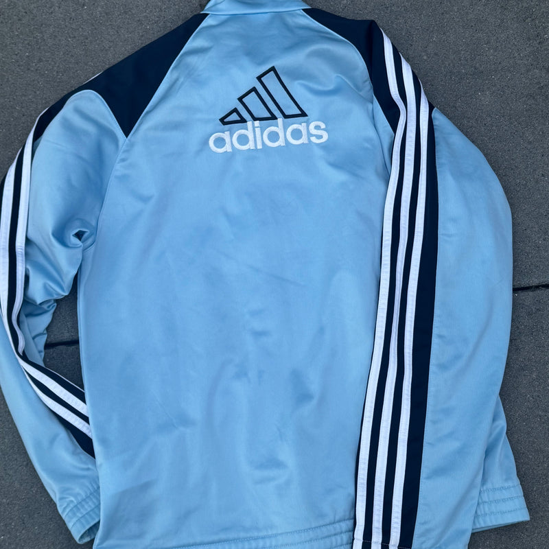 Detailansicht: Sourced limited accessories and clothes Adidas 00s streetwear skyblue track jacket – Logo, Nähte oder Material