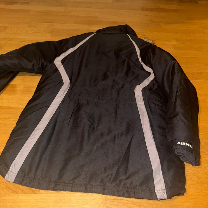 Detailansicht: Sourced limited accessories and clothes Airness black streetwear winter jacket – Logo, Nähte oder Material
