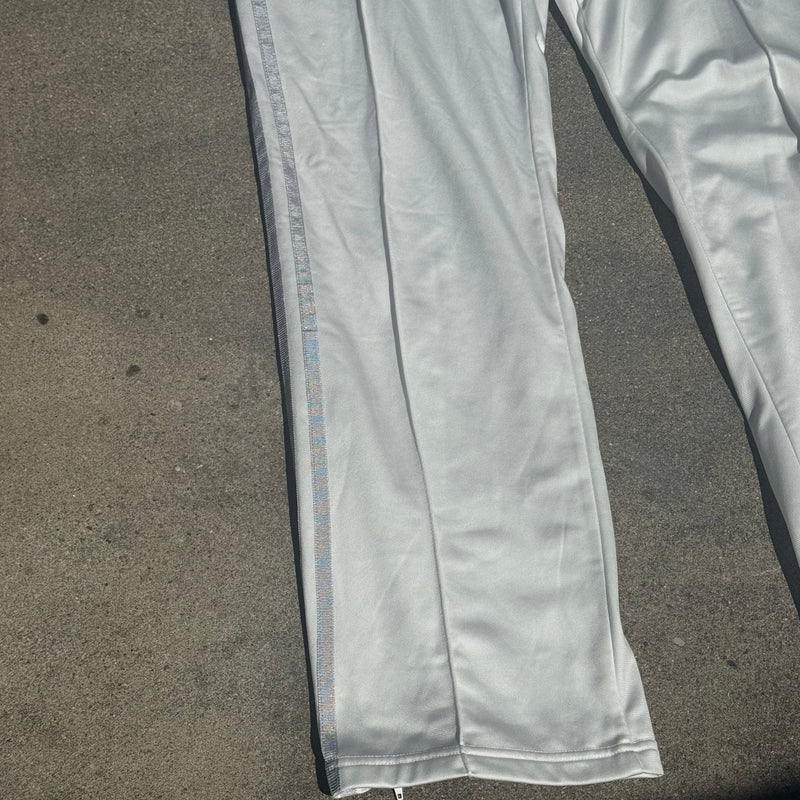Detailansicht: Sourced limited accessories and clothes Adidas Firebird y2k white trackpants – Logo, Nähte oder Material