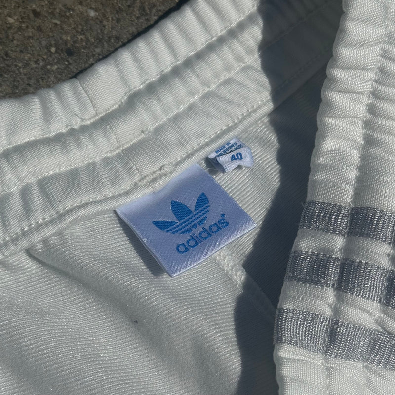 Detailansicht: Sourced limited accessories and clothes Adidas Firebird y2k white trackpants – Logo, Nähte oder Material